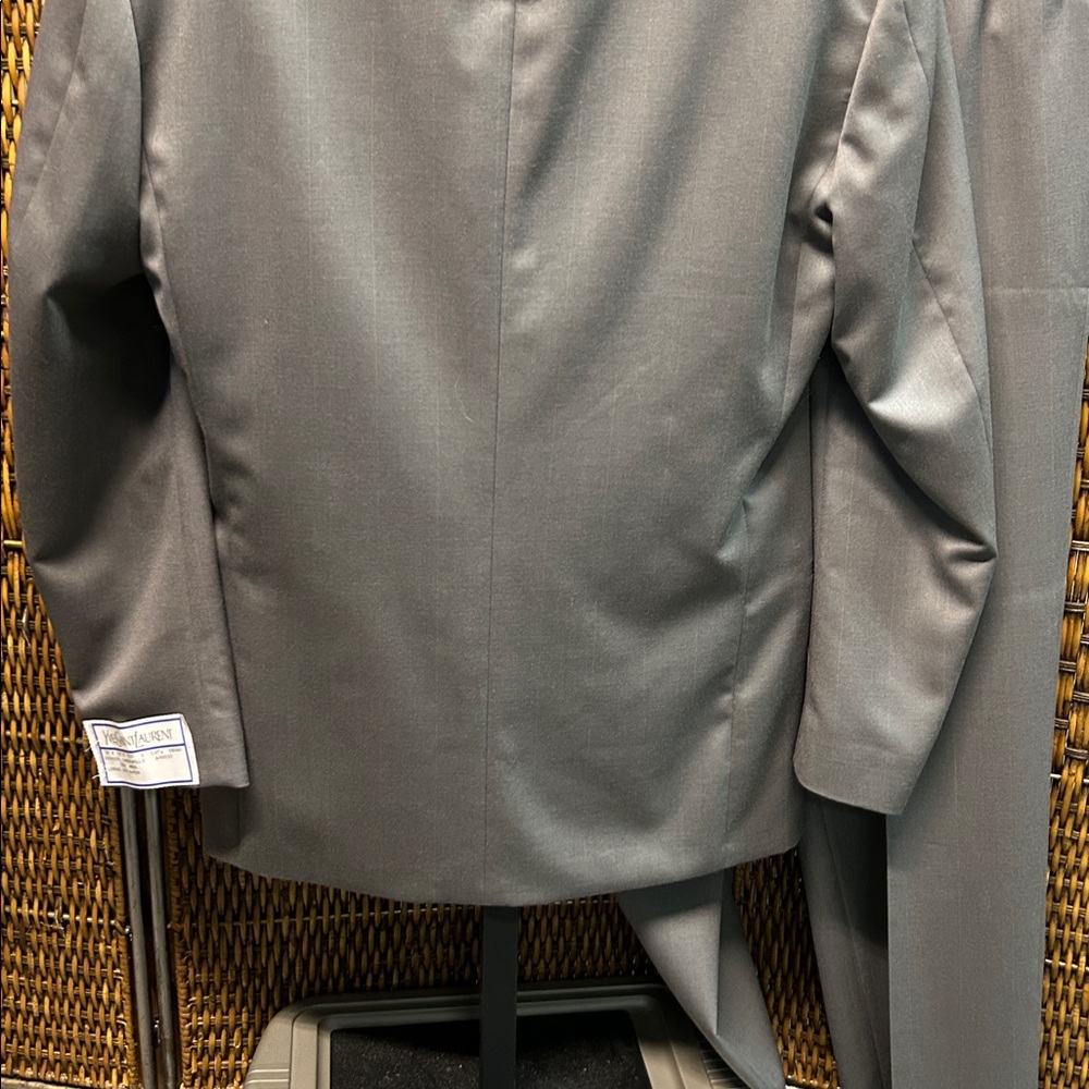 9932 Men's Gray Suit Dillards Size 39R Coat 32 Pants Yves Saint Laurent - Picture 11 of 15